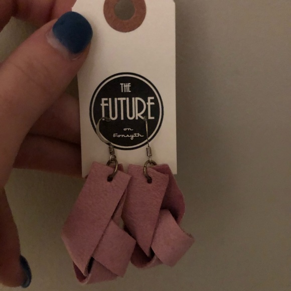 Pink statement earrings - Picture 3 of 4